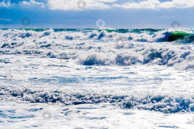 Скачать Курорт Кабардинка. Черное море. Большие штормовые волны изумрудного цвета накатывают на берег. Множество брызг и пены фотосток Ozero