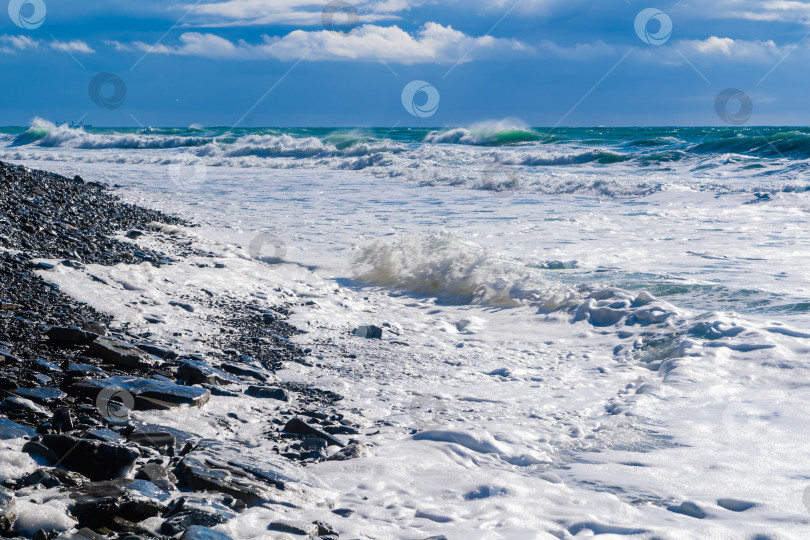 Скачать Курорт Кабардинка. Черное море. Большие штормовые волны изумрудного цвета накатывают на берег. Множество брызг и пены фотосток Ozero