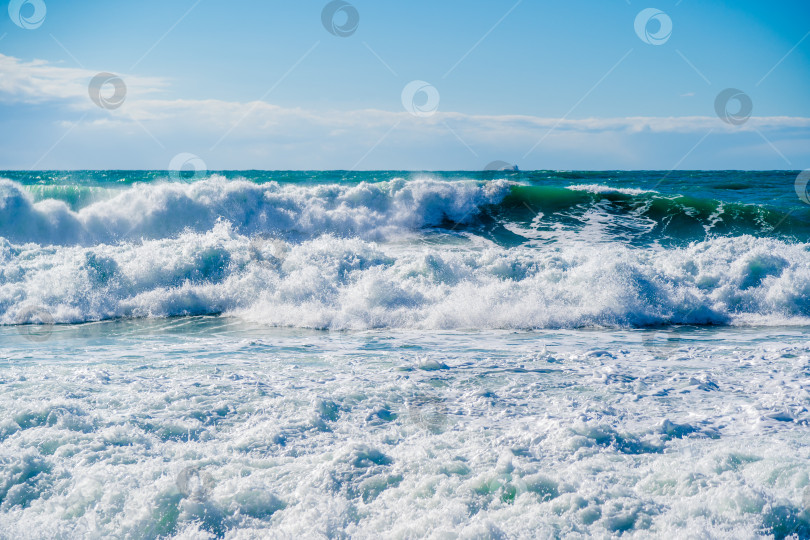 Скачать Курорт Кабардинка. Черное море. Большие штормовые волны изумрудного цвета накатывают на берег. Множество брызг и пены фотосток Ozero