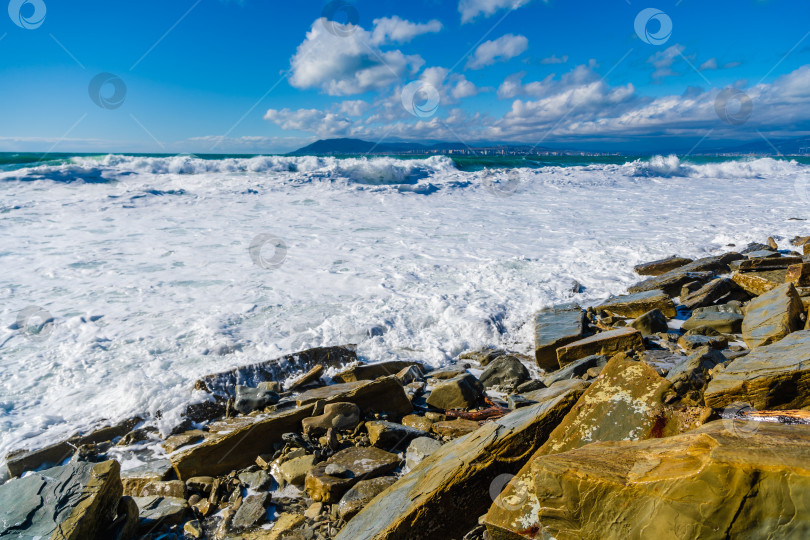 Скачать Океан бурлит, и волны разбиваются о скалы фотосток Ozero