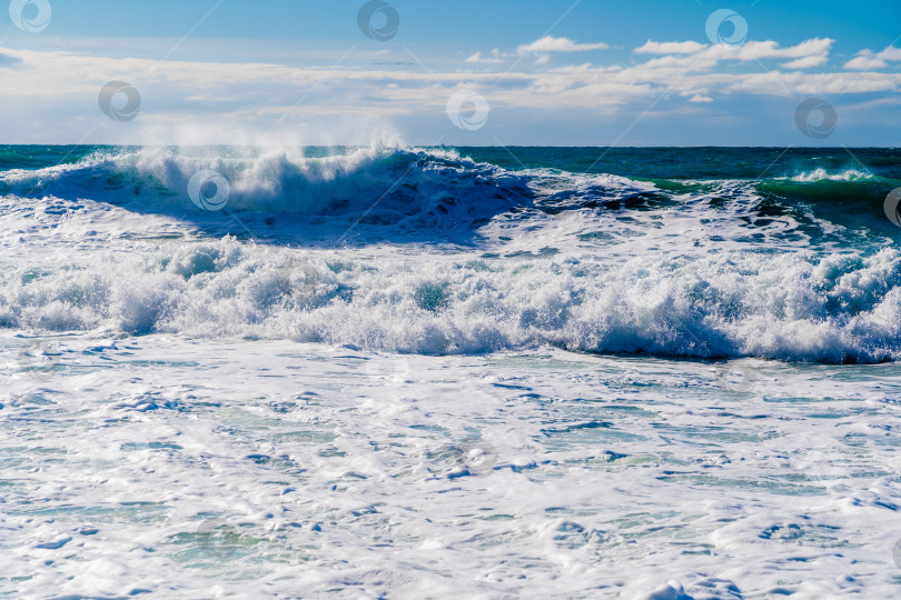 Скачать Курорт Кабардинка. Черное море. Большие штормовые волны изумрудного цвета накатывают на берег. Множество брызг и пены фотосток Ozero