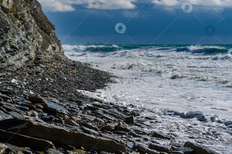 Скачать Курорт Кабардинка. Штормовые волны разбиваются о крутые скалы. Корабли на горизонте фотосток Ozero