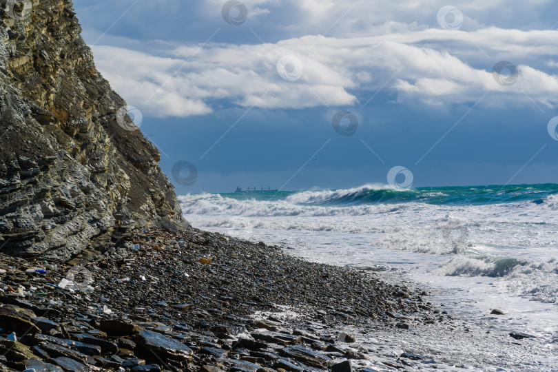 Скачать Курорт Кабардинка. Штормовые волны разбиваются о крутые скалы. Корабли на горизонте фотосток Ozero