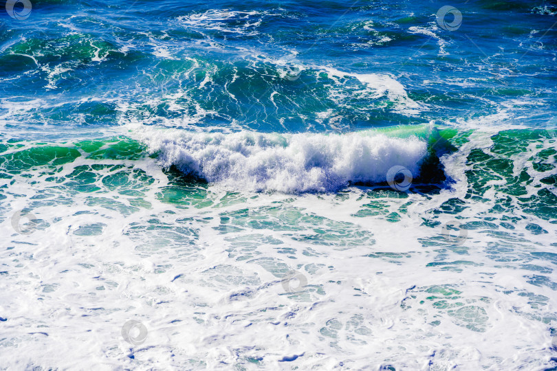 Скачать Океан сине-зеленый, с белой пеной фотосток Ozero
