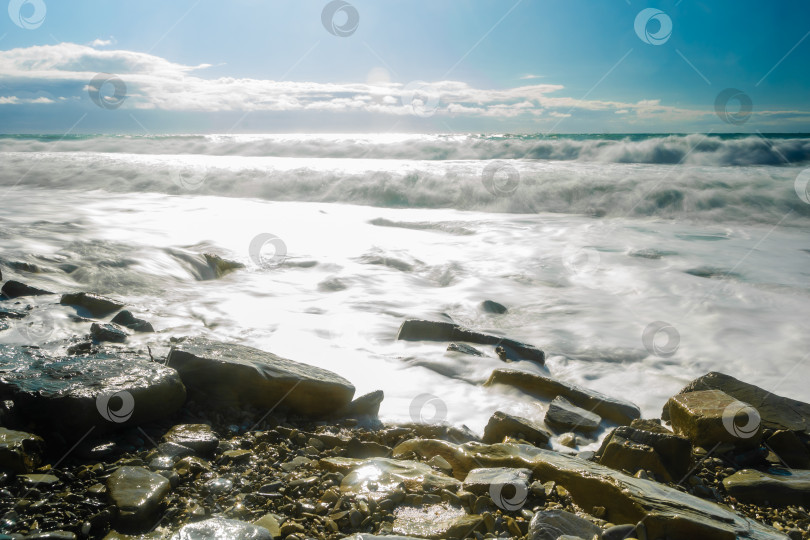 Скачать Курорт Кабардинка. Черное море. Большие штормовые волны изумрудного цвета накатывают на берег. Множество брызг и пены фотосток Ozero