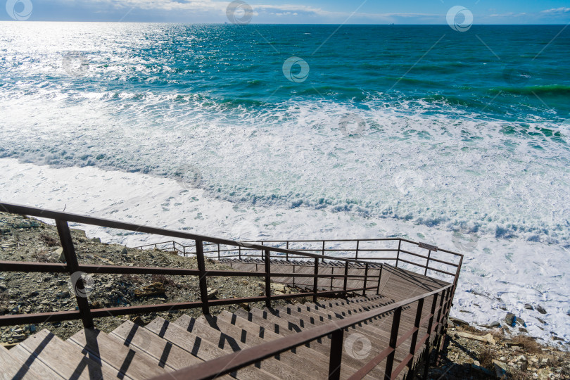 Скачать Курорт Кабардинка. Лестница ведет на пляж. Черное море спокойное, а вода голубая фотосток Ozero