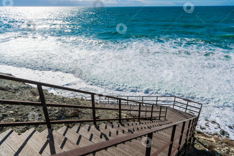 Скачать Курорт Кабардинка. Лестница ведет на пляж. Черное море спокойное, а вода голубая фотосток Ozero