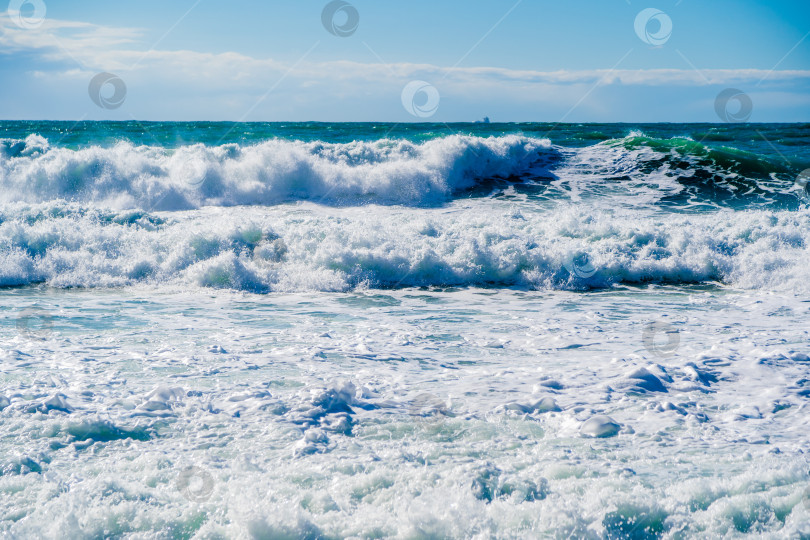 Скачать Курорт Кабардинка. Черное море. Большие штормовые волны изумрудного цвета накатывают на берег. Множество брызг и пены фотосток Ozero