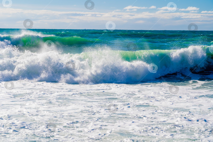Скачать Курорт Кабардинка. Черное море. Большие штормовые волны изумрудного цвета накатывают на берег. Множество брызг и пены фотосток Ozero