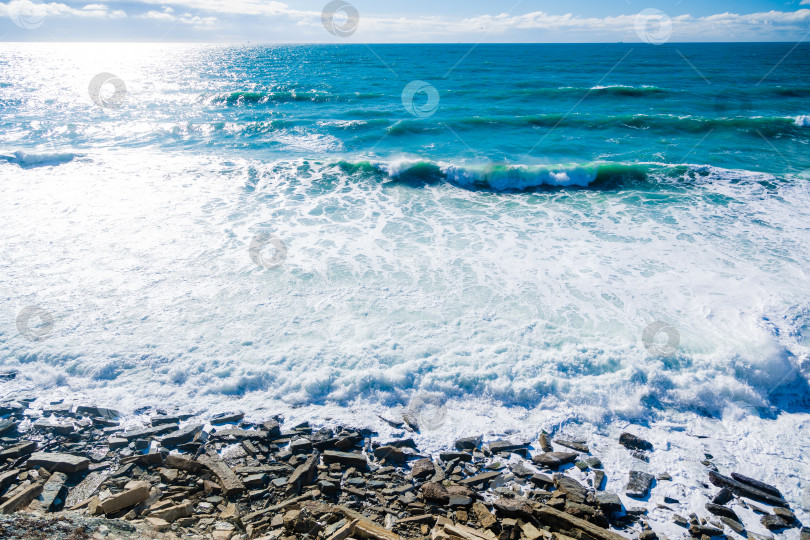 Скачать Курорт Кабардинка. Черное море. Большие штормовые волны изумрудного цвета накатывают на берег. Множество брызг и пены фотосток Ozero