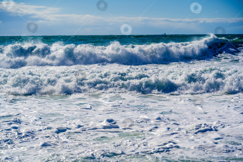 Скачать Курорт Кабардинка. Черное море. Большие штормовые волны изумрудного цвета накатывают на берег. Множество брызг и пены фотосток Ozero