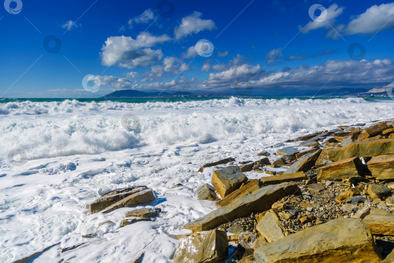 Скачать Океан бурлит, и волны разбиваются о скалы фотосток Ozero