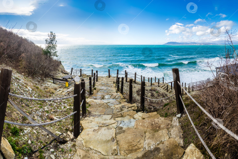 Скачать Курорт Кабардинка. Каменные ступени ведут к Черному морю. На горизонте порт Новороссийск и горы Квазаз фотосток Ozero