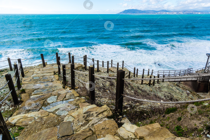 Скачать Курорт Кабардинка. Каменные ступени ведут к Черному морю. На горизонте порт Новороссийск и горы Квазаз фотосток Ozero