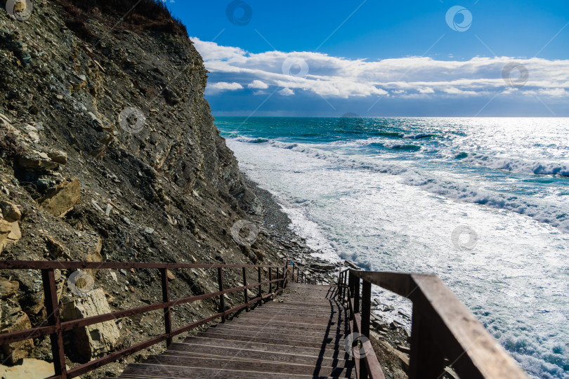 Скачать Курорт Кабардинка. Лестница ведет на пляж. Черное море спокойное, а вода голубая фотосток Ozero