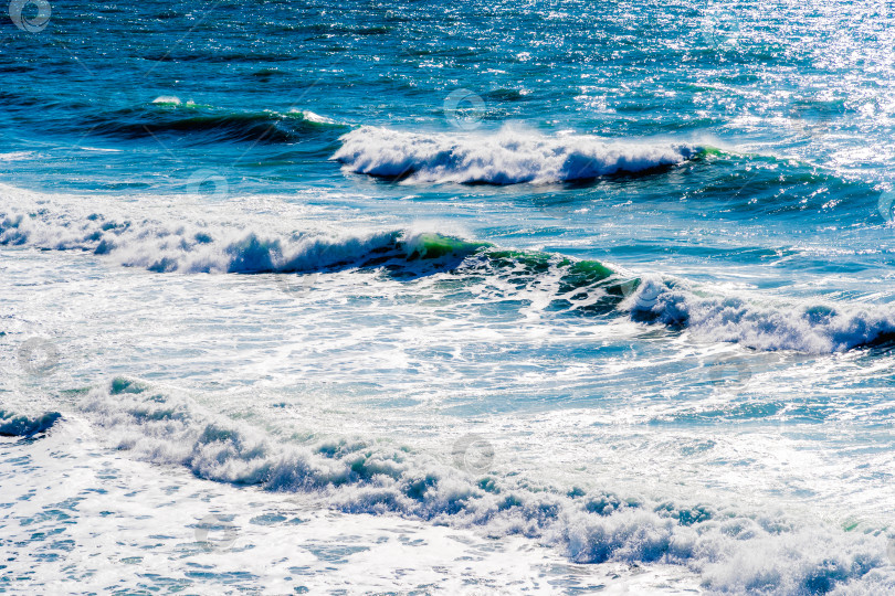 Скачать Курорт Кабардинка. Черное море. Большие штормовые волны изумрудного цвета накатывают на берег. Множество брызг и пены фотосток Ozero