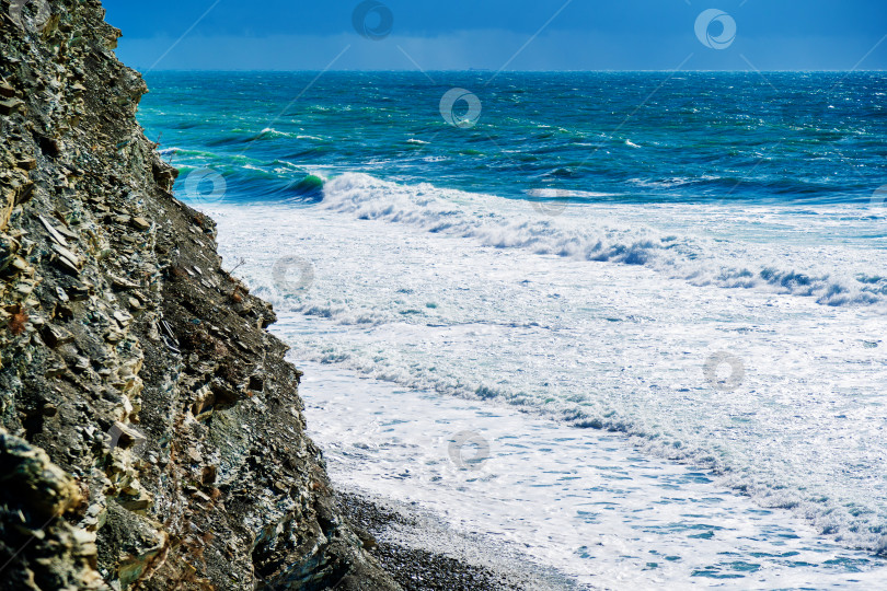 Скачать Курорт Кабардинка. Штормовые волны разбиваются о крутые скалы. фотосток Ozero