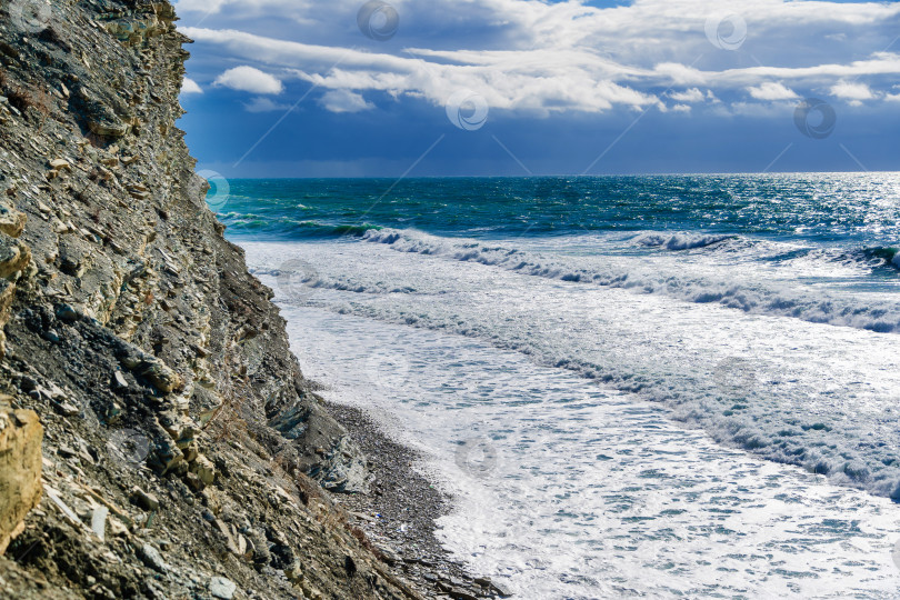 Скачать Курорт Кабардинка. Штормовые волны разбиваются о крутые скалы. фотосток Ozero