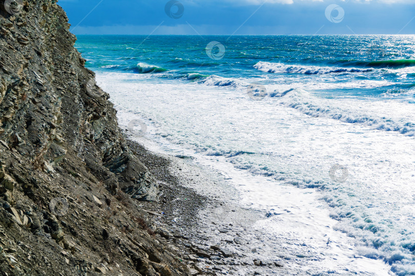 Скачать Курорт Кабардинка. Штормовые волны разбиваются о крутые скалы. фотосток Ozero