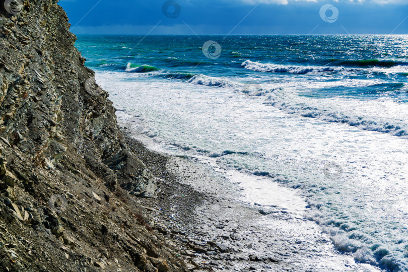 Скачать Курорт Кабардинка. Штормовые волны разбиваются о крутые скалы. фотосток Ozero