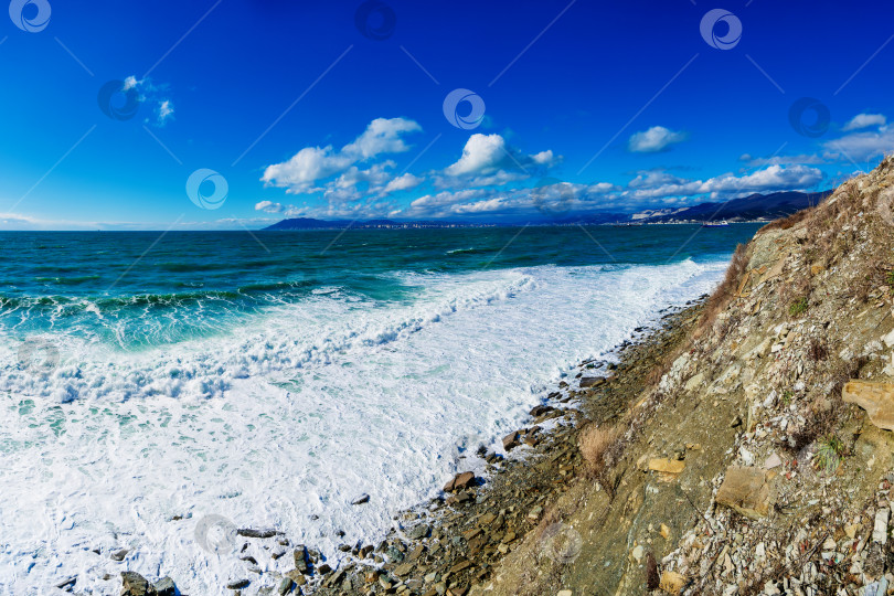 Скачать Курорт Кабардинка. Штормовые волны.галечный пляж. На горизонте город Новороссийск и Кавказские горы. фотосток Ozero