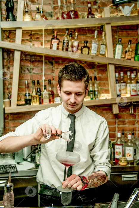 Скачать Шерегеш, Россия, 22 февраля 2017 года, бармен готовит алкогольные напитки в баре фотосток Ozero