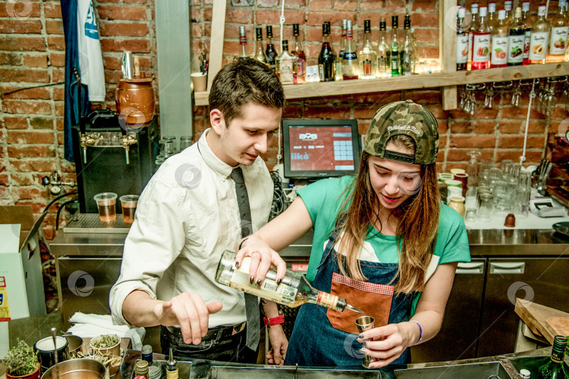 Скачать Шерегеш, Россия, 22 февраля 2017 года, бармен готовит алкогольные напитки в баре фотосток Ozero