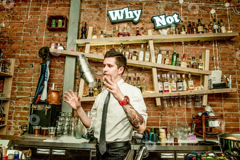 Скачать Шерегеш, Россия, 22 февраля 2017 года, бармен готовит алкогольные напитки в баре фотосток Ozero