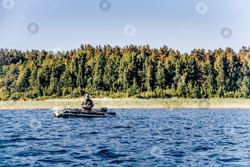 Скачать Карелия, Россия, 14 июня 202 года, Рыбак плывет по озеру на надувной лодке фотосток Ozero