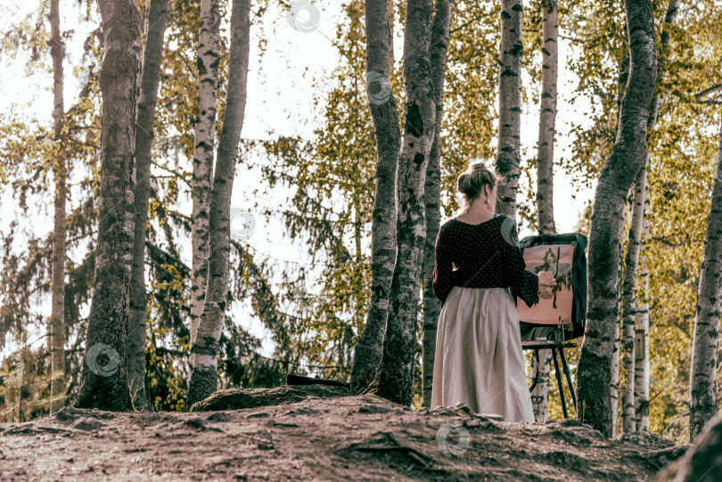 Скачать Санкт-Петербург, Россия, 30 июня 2019 года, Художник рисует природный пейзаж на холсте фотосток Ozero