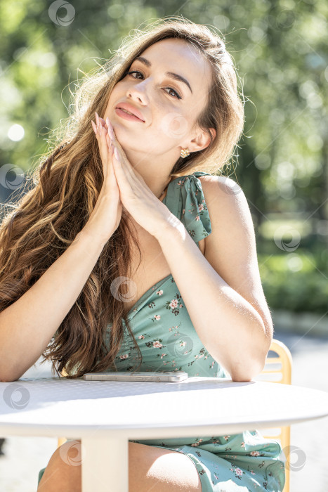 Скачать Портрет молодой привлекательной шатенки крупным планом фотосток Ozero