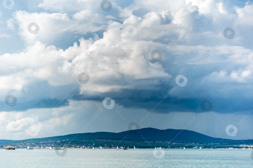 Скачать Курорт Геленджик. Регата. Облачное небо и лодка на воде. фотосток Ozero