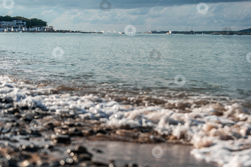 Скачать Курорт Геленджик. Пляж со скалистой береговой линией и облачным небом фотосток Ozero