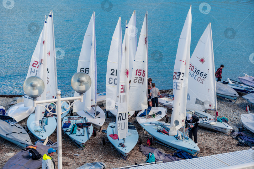 Скачать Геленджик, Россия - 3 ноября 2020 года. Группа парусников выстроилась в линию на пляже фотосток Ozero