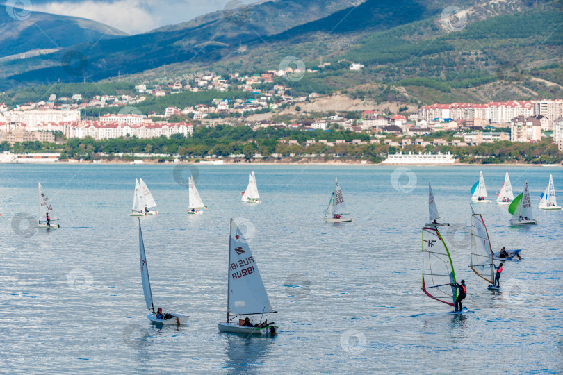 Скачать Геленджик, Россия - 3 ноября 2020 года. Курорт Геленджик. Регата. Облачное небо и лодка на воде. фотосток Ozero
