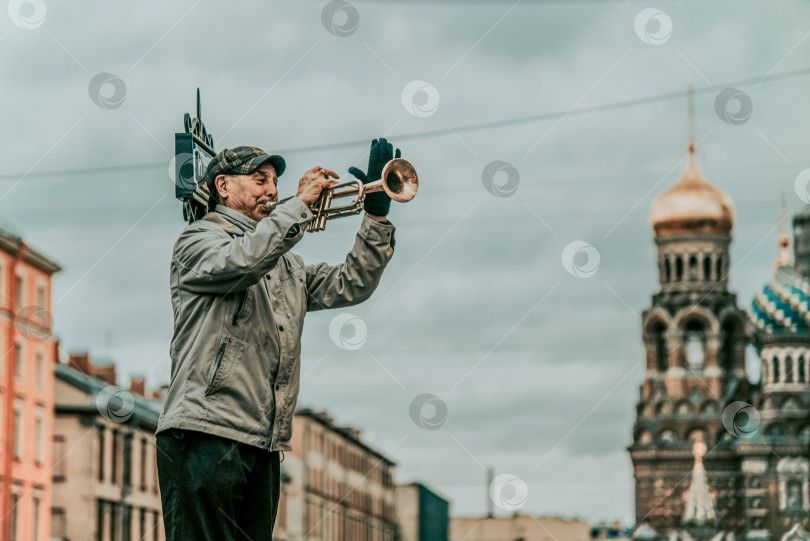Скачать Санкт-Петербург, Россия, 21 сентября 2020 года, Трубач, уличный музыкант, играющий на трубе фотосток Ozero
