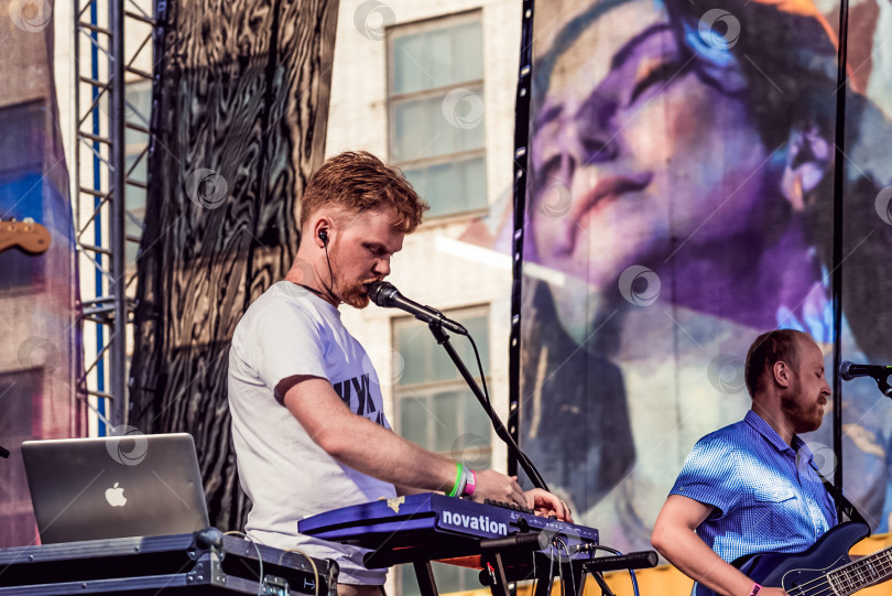 Скачать Санкт-Петербург, Россия, 12 июня 2019 года, концерт пианистки-вокалистки sing musician фотосток Ozero