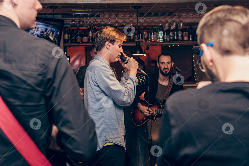 Скачать Санкт-Петербург, Россия, 12 марта 2020 года, концерт вокалиста Man sing musician фотосток Ozero