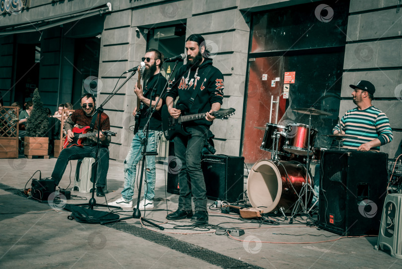 Скачать Тбилиси, Грузия, 12 марта 2019 года, Уличная музыкальная группа играет на улице в городе фотосток Ozero