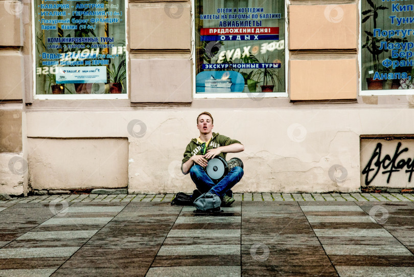 Скачать Санкт-Петербург, Россия, 25 июля 2017 года, Мужчина играет на ударной установке, музыкант-барабанщик выступает на концерте на улице под открытым небом фотосток Ozero