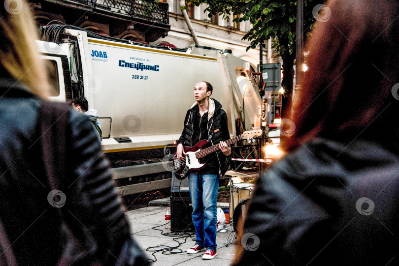 Скачать Санкт-Петербург, Россия, 25 июля 2017 года, Уличная музыкальная группа играет на улице фотосток Ozero