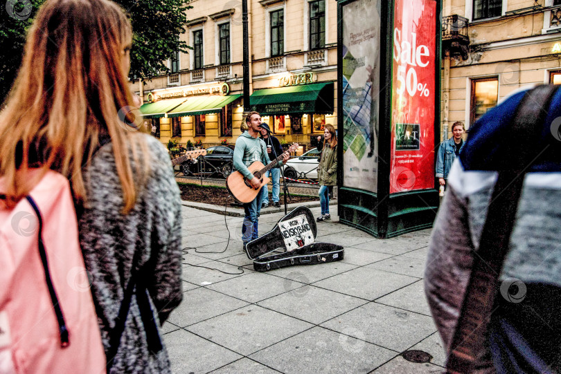 Скачать Санкт-Петербург, Россия, 25 июля 2017 года, Уличная музыкальная группа играет на улице фотосток Ozero