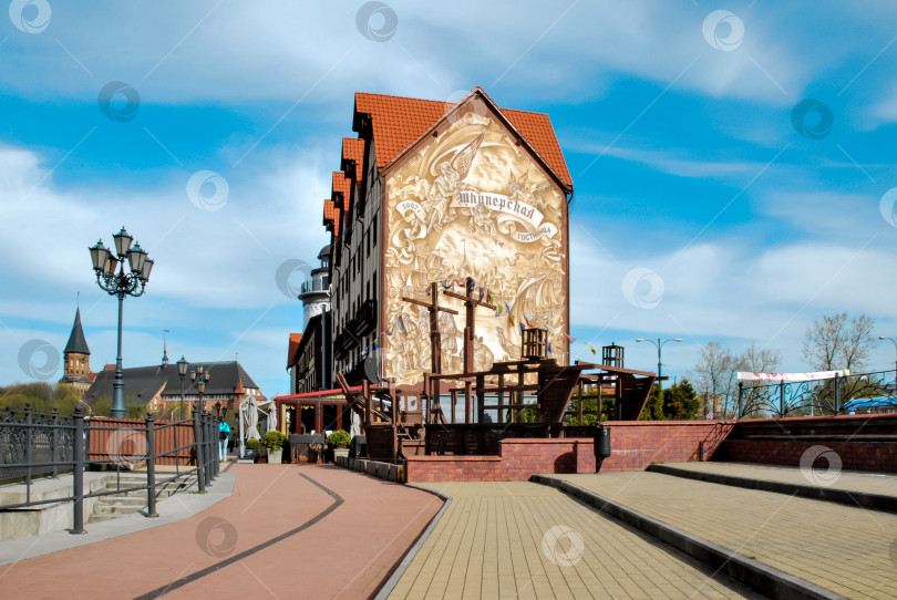 Скачать Историческая европейская улица с фресками и архитектурными деталями фотосток Ozero