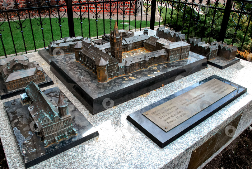 Скачать Бронзовая архитектурная модель исторического комплекса зданий в масштабе с выгравированной мемориальной доской фотосток Ozero