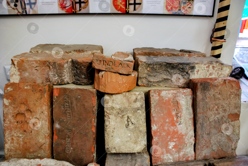 Скачать Экспозиция исторических кирпичей с гравюрами и надписями на стенах. фотосток Ozero