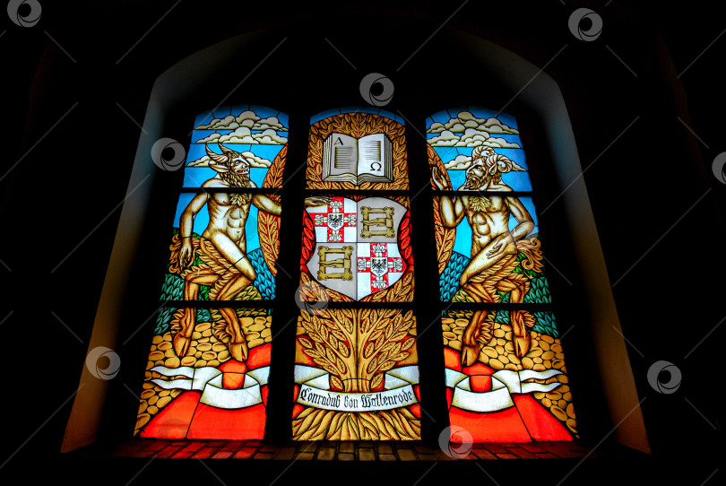 Скачать Красочный витраж с изображением религиозных символов и фигур фотосток Ozero