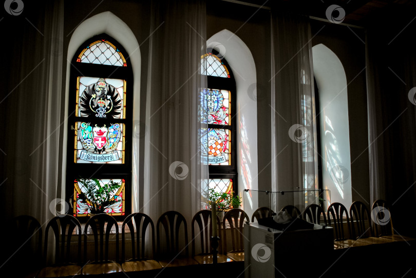 Скачать Исторические витражи в залитой солнцем комнате фотосток Ozero