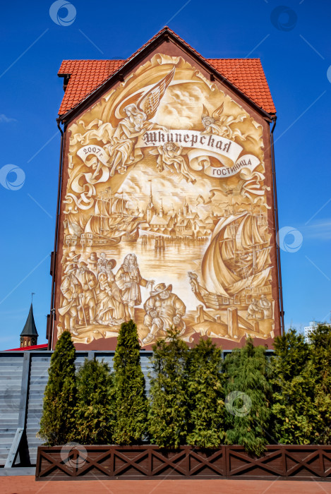 Скачать Историческая корабельная фреска на фасаде здания с архитектурными деталями фотосток Ozero