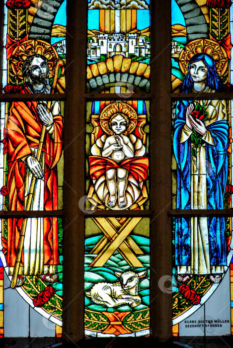 Скачать Витражное изображение святого семейства с Иисусом, Марией и Иосифом в ярких красках фотосток Ozero