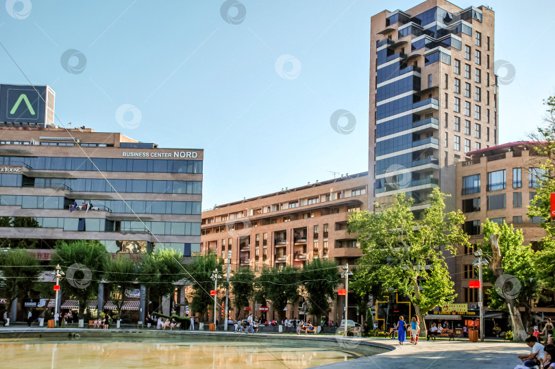 Скачать Современная городская архитектура и парк с людьми в центре города фотосток Ozero